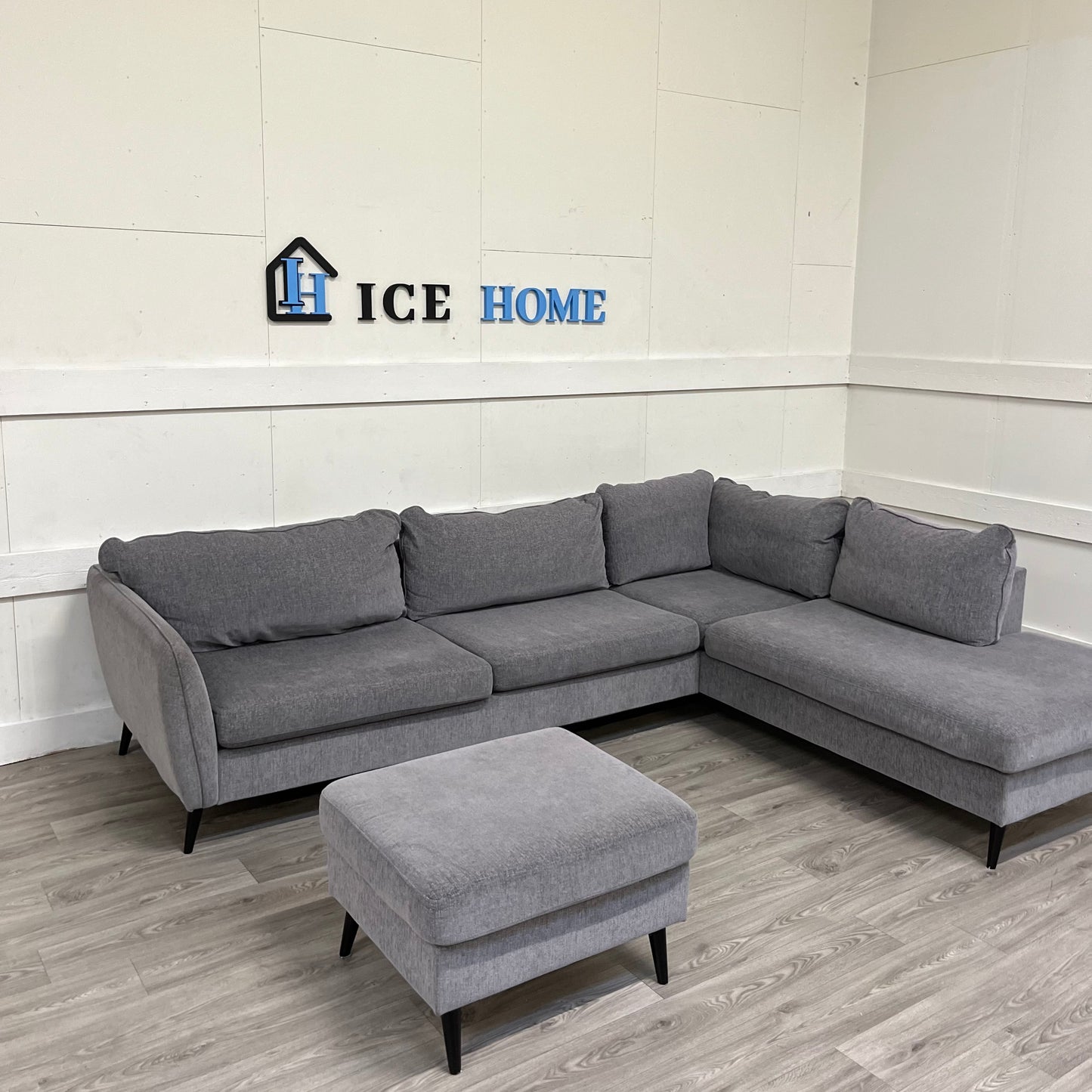 County 2,5-sits soffa med divan höger med Pall