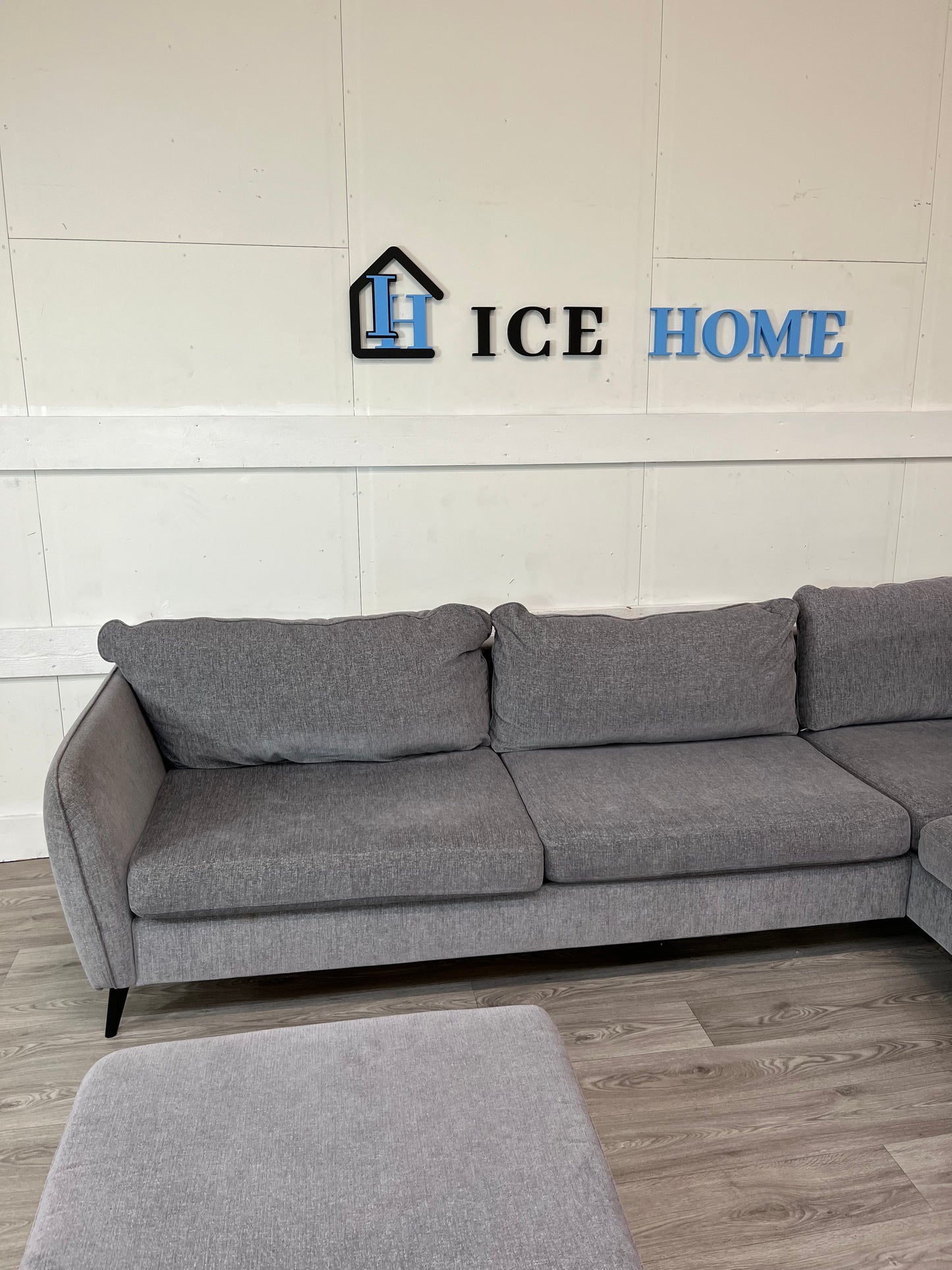 County 2,5-sits soffa med divan höger med Pall