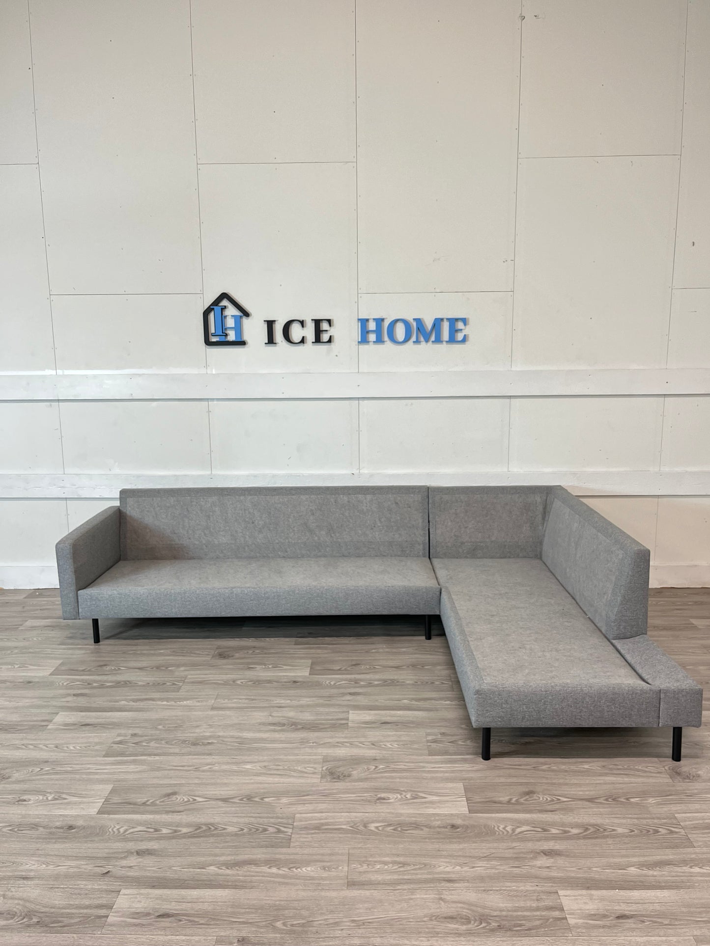 Menard 4 sits Högervänd L-soffa med Schäslong – Grå