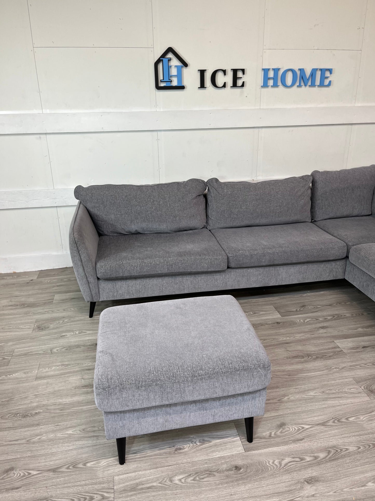 County 2,5-sits soffa med divan höger med Pall